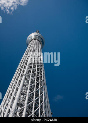 TOKYO, JAPON - 8 septembre 2018 : une partie du bâtiment de la tour Tokyo skytree Japon avec un ciel bleu Banque D'Images