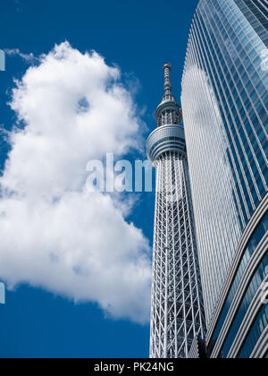 TOKYO, JAPON - 8 septembre 2018 : une partie du bâtiment de la tour Tokyo skytree Japon avec un ciel bleu Banque D'Images