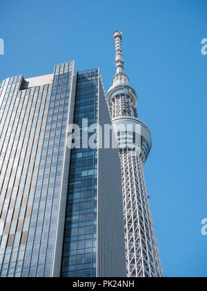 TOKYO, JAPON - 8 septembre 2018 : une partie du bâtiment de la tour Tokyo skytree Japon avec un ciel bleu Banque D'Images