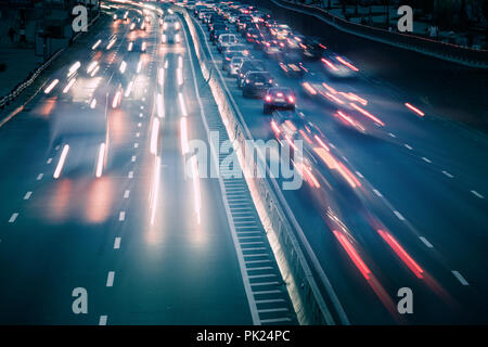 Voir la circulation de voiture sur une route de nuit. Motion Blur soft focus Banque D'Images