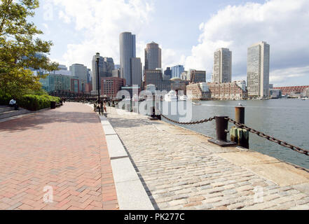 Vue depuis la jetée du ventilateur à South Boston avec Rowes Wharf Boston skyline et le port avec bateaux Banque D'Images