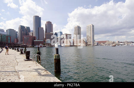 Vue depuis la jetée du ventilateur à South Boston avec Rowes Wharf Boston skyline et le port avec bateaux Banque D'Images