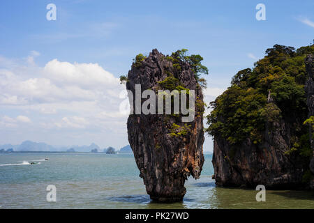 Ko Ta Pu ou île de James Bond à Phang nga Bay dans la mer d'Andaman, Phuket, Thaïlande. Beau paysage avec l'île verte sur fond de ciel bleu, été vacati Banque D'Images