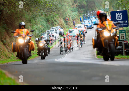 Un groupe de coureurs à la tête de la course l'ascension du port de Fito dans la Vuelta ciclista a España 2018. Le 9 septembre 2018. Banque D'Images