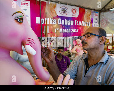 Bangkok, Bangkok, Thaïlande. 10 Sep, 2018. Un artisan peint Ganesh statues at Wat Witsanu Temple Hindou (aussi appelé le temple de Vishnu) Ganesh Chaturthi pour l'utilisation dans les manifestations en Thaïlande. Artisans indiens font des statues du dieu hindou Ganesh Ganesh Chaturthi, pour le Festival de Ganesh, ou tenue à des temples hindous en septembre. L'ensemble des artisans, et l'argile qu'ils utilisent pour les statues, proviennent de l'Inde chaque année pour rendre les statues. Bien que les Thaïlandais sont majoritairement bouddhiste, le Seigneur Ganesh, l'Hindu vainqueur des obstacles, est vénérée par de nombreux Thaïlandais et Ganesh Chaturthi Banque D'Images