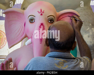 Bangkok, Bangkok, Thaïlande. 10 Sep, 2018. Un artisan peint Ganesh statues at Wat Witsanu Temple Hindou (aussi appelé le temple de Vishnu) Ganesh Chaturthi pour l'utilisation dans les manifestations en Thaïlande. Artisans indiens font des statues du dieu hindou Ganesh Ganesh Chaturthi, pour le Festival de Ganesh, ou tenue à des temples hindous en septembre. L'ensemble des artisans, et l'argile qu'ils utilisent pour les statues, proviennent de l'Inde chaque année pour rendre les statues. Bien que les Thaïlandais sont majoritairement bouddhiste, le Seigneur Ganesh, l'Hindu vainqueur des obstacles, est vénérée par de nombreux Thaïlandais et Ganesh Chaturthi Banque D'Images