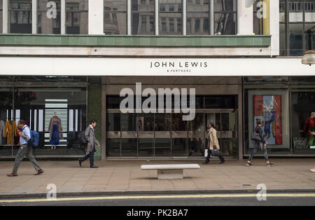 Oxford Street, Londres, Royaume-Uni. 10 Septembre, 2018. John Lewis Partnership change le nom de lui-même John Lewis et de partenaires avec de nouveaux signes apparaissant sur le fascia flagship store Oxford Street au centre de Londres dans un endroit tranquille en semaine Septembre matin. La nouvelle identité de marque a été conçu par Pentagram. Credit : Malcolm Park/Alamy Live News. Banque D'Images