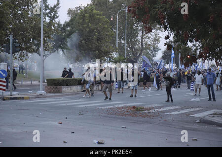 Thessalonique, Grèce. Sep 8, 2018. Vu les manifestants lancer des pierres en direction de la police grecque au cours de la démonstration.manifestants nationalistes sont descendus dans les rues de Thessalonique pour protester contre le nom traiter entre la Grèce et l'ARYM (Macédoine). Les manifestants se sont affrontés avec la police au cours de ses démonstrations au même moment où le H Grec Alexis Tsipras avait son discours du budget annuel à la cérémonie d'ouverture de la 83e Foire Internationale de Thessalonique. Crédit : Nicolas Economou SOPA/Images/ZUMA/Alamy Fil Live News Banque D'Images