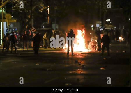 Thessalonique, Grèce. Sep 8, 2018. Vu les manifestants jetant des cocktails Molotov à la police grecque.manifestants nationalistes sont descendus dans les rues de Thessalonique pour protester contre le nom traiter entre la Grèce et l'ARYM (Macédoine). Les manifestants se sont affrontés avec la police au cours de ses démonstrations au même moment où le H Grec Alexis Tsipras avait son discours du budget annuel à la cérémonie d'ouverture de la 83e Foire Internationale de Thessalonique. Crédit : Nicolas Economou SOPA/Images/ZUMA/Alamy Fil Live News Banque D'Images