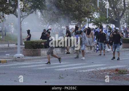 Thessalonique, Grèce. Sep 8, 2018. Vu les manifestants lancer des pierres en direction de la police grecque au cours de la démonstration.manifestants nationalistes sont descendus dans les rues de Thessalonique pour protester contre le nom traiter entre la Grèce et l'ARYM (Macédoine). Les manifestants se sont affrontés avec la police au cours de ses démonstrations au même moment où le H Grec Alexis Tsipras avait son discours du budget annuel à la cérémonie d'ouverture de la 83e Foire Internationale de Thessalonique. Crédit : Nicolas Economou SOPA/Images/ZUMA/Alamy Fil Live News Banque D'Images