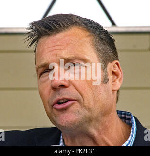 Hutchinson, Kansas, États-Unis. Sep 8, 2018. Actuel Secrétaire d'État Kris Kobach républicaine répond aux questions sur scène devant des centaines de partisans bruyant pendant le débat de gouverneur à la Kansas State Fair Credit : Mark Reinstein Punch/media/Alamy Live News Banque D'Images