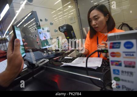 Hong Kong, Chine. 10 Sep, 2018. Un passager paie un billet à la gare de West Kowloon Hong Kong, à Hong Kong, Chine du sud, le 10 septembre, 2018. Le Guangzhou-Shenzhen-Hong Kong grande vitesse ferroviaire commence officiellement le 29 septembre 2006 opération 23. La vente des billets a commencé lundi. Credit : Wang Shen/Xinhua/Alamy Live News Banque D'Images