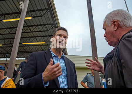 Hutchinson, Kansas, États-Unis. Sep 8, 2018. Actuel Secrétaire d'État Kris Kobach républicaine parle avec un partisan sur les questions d'immigration applicables aux visas H-2A Credit : Mark Reinstein Punch/media/Alamy Live News Banque D'Images