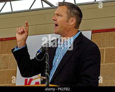 Hutchinson, Kansas, États-Unis. Sep 8, 2018. Actuel Secrétaire d'État Kris Kobach républicaine répond aux questions sur scène devant des centaines de partisans bruyant pendant le débat de gouverneur à la Kansas State Fair Credit : Mark Reinstein Punch/media/Alamy Live News Banque D'Images