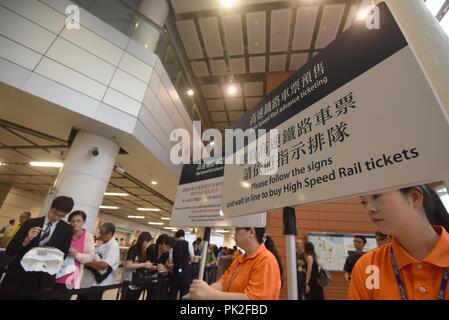 Hong Kong, Chine. 10 Sep, 2018. Les passagers de la file d'acheter des billets à la gare de West Kowloon Hong Kong, à Hong Kong, Chine du sud, le 10 septembre, 2018. Le Guangzhou-Shenzhen-Hong Kong grande vitesse ferroviaire commence officiellement le 29 septembre 2006 opération 23. La vente des billets a commencé lundi. Credit : Wang Shen/Xinhua/Alamy Live News Banque D'Images