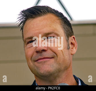 Hutchinson, Kansas, États-Unis. Sep 8, 2018. Actuel Secrétaire d'État Kris Kobach républicaine répond aux questions sur scène devant des centaines de partisans bruyant pendant le débat de gouverneur à la Kansas State Fair Credit : Mark Reinstein Punch/media/Alamy Live News Banque D'Images