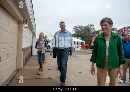 Hutchinson, Kansas, États-Unis. Sep 8, 2018. Le sénateur de l'État candidat démocrate Laura Kelly met en scène son adversaire républicain Secrétaire d'État du Kansas Kris Kobach marche derrière elle. Le 8 septembre 2018. Credit : Mark Reinstein Punch/media/Alamy Live News Banque D'Images