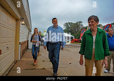 Hutchinson, Kansas, États-Unis. Sep 8, 2018. Le sénateur de l'État candidat démocrate Laura Kelly met en scène son adversaire républicain Secrétaire d'État du Kansas Kris Kobach marche derrière elle. Le 8 septembre 2018. Credit : Mark Reinstein Punch/media/Alamy Live News Banque D'Images