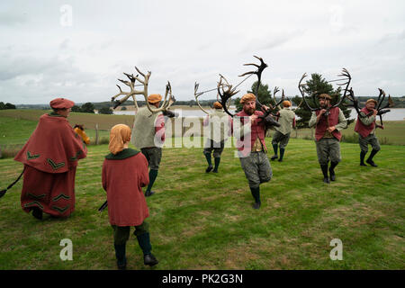 Abbots Bromley, états-majors, UK. 10 Sep, 2018. L'Abbots Bromley Horn La danse est l'une des plus anciennes coutumes rurales annuel toujours en cours aujourd'hui. Après avoir collecté les cornes de l'église dans la matinée, les six hommes-Cerfs, un imbécile, un hobby Horse, Bowman et Maid Marian, effectuer leur danse de la musique à travers le village de Abbots Bromley et des fermes environnantes et de pubs, aujourd'hui 10 septembre 2018 à Abbots Bromley, Staffordshire. Crédit : David Levenson/Alamy Live News Banque D'Images