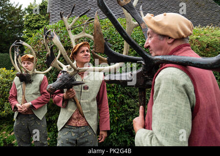 Abbots Bromley, états-majors, UK. 10 Sep, 2018. L'Abbots Bromley Horn La danse est l'une des plus anciennes coutumes rurales annuel toujours en cours aujourd'hui. Après avoir collecté les cornes de l'église dans la matinée, les six hommes-Cerfs, un imbécile, un hobby Horse, Bowman et Maid Marian, effectuer leur danse de la musique à travers le village de Abbots Bromley et des fermes environnantes et de pubs, aujourd'hui 10 septembre 2018 à Abbots Bromley, Staffordshire. Crédit : David Levenson/Alamy Live News Banque D'Images