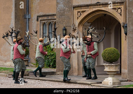 Abbots Bromley, états-majors, UK. 10 Sep, 2018. L'Abbots Bromley Horn La danse est l'une des plus anciennes coutumes rurales annuel toujours en cours aujourd'hui. Après avoir collecté les cornes de l'église dans la matinée, les six hommes-Cerfs, un imbécile, un hobby Horse, Bowman et Maid Marian, effectuer leur danse de la musique à travers le village de Abbots Bromley et des fermes environnantes et de pubs, aujourd'hui 10 septembre 2018 à Abbots Bromley, Staffordshire. Crédit : David Levenson/Alamy Live News Banque D'Images