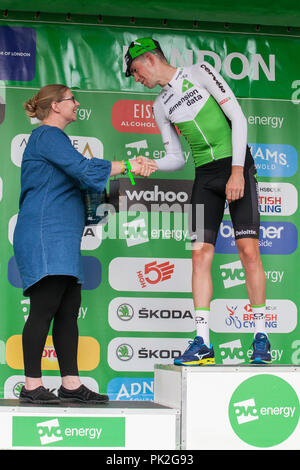 Londres, Royaume-Uni. 9 Septembre, 2018. L'équipe de Dimension Data Scott Davies est présenté avec le meilleur coureur britannique Adnams Award à la suite de la 77km London (Etape 8) l'Énergie de l'OVO Tour of Britain cycliste. Credit : Mark Kerrison/Alamy Live News Banque D'Images