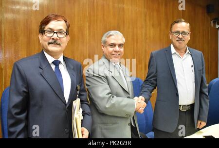 Dhaka. Sep 11, 2018. Kazi Shofiqul Azam(R), secrétaire de la Division des relations économiques du Bangladesh, serre la main avec Manmohan Parkash(2L), directeur pays de la Banque asiatique de développement (BASD), après la signature des accords lors d'une cérémonie organisée à Dhaka, Bangladesh, le 10 septembre 2018. La Banque asiatique de développement (BAD) et le gouvernement du Bangladesh Lundi signé des accords pour 350 millions de dollars américains en prêts et 7,5 millions de dollars US en subventions pour un projet de développement de deux lignes d'alimentation à l'appui de l'objectif national du Bangladesh de l'électricité pour tous d'ici 2021. Source : Xinhua/Alamy Live News Banque D'Images