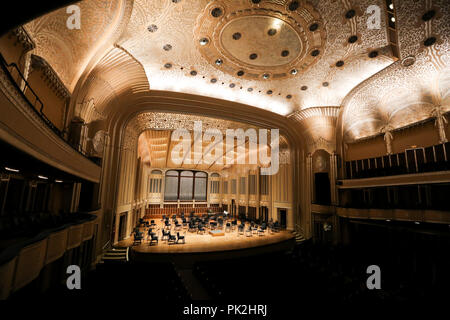 (180910) -- Cleveland (États-Unis), le 10 septembre, 2018 (Xinhua) -- Photo prise le 20 août 2018 montre Severance Hall, l'accueil de l'Orchestre de Cleveland, à Cleveland, Ohio, aux États-Unis. Fondée en 1918, l'Orchestre de Cleveland est devenu l'un des plus beaux au monde, que les critiques de musique dans les grands médias, comme le New York Times et le Wall Street Journal, ont déclaré. Après la conclusion du centenaire 2017-2018 Saison de concerts, l'Orchestre se lancera dans une tournée en Chine en 2019 marque le début de son deuxième siècle, 21 ans après sa dernière visite au pays d'Asie. (Xinhua/Wang Y Banque D'Images