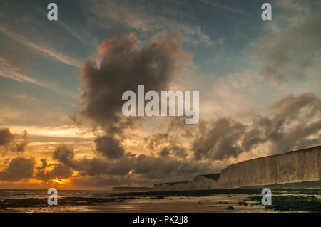 Birling Gap, Eastbourne, East Sussex, Royaume-Uni..10 septembre 2018. Spectaculaire coucher de soleil nuageux sur les falaises de craie Seven Sisters sur la côte sud. . Banque D'Images