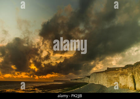 Birling Gap, Eastbourne, East Sussex, Royaume-Uni..10 septembre 2018. Spectaculaire coucher de soleil nuageux sur les falaises de craie Seven Sisters sur la côte sud. . Banque D'Images