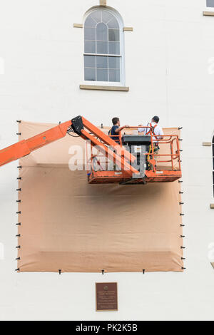 La Caroline du Sud, USA. 10 Septembre, 2018. Charleston, États-Unis d'Amérique. 10 Sep, 2018. Fixer les travailleurs de tissu résistant aux ouragans windows sur l'historic Charleston County Courthouse en préparation pour approcher l'ouragan Florence le 10 septembre 2018 à Charleston, Caroline du Sud. Florence, une tempête de catégorie 4, est prévue sur la côte entre Caroline du Sud et du Nord et pourrait être la plus forte tempête de neige ayant la côte Est des États-Unis. Credit : Planetpix/Alamy Live News Banque D'Images