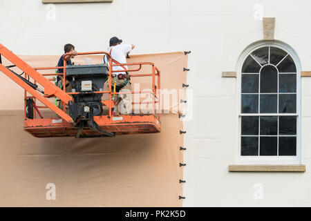 La Caroline du Sud, USA. 10 Septembre, 2018. Charleston, États-Unis d'Amérique. 10 Sep, 2018. Fixer les travailleurs de tissu résistant aux ouragans windows sur l'historic Charleston County Courthouse en préparation pour approcher l'ouragan Florence le 10 septembre 2018 à Charleston, Caroline du Sud. Florence, une tempête de catégorie 4, est prévue sur la côte entre Caroline du Sud et du Nord et pourrait être la plus forte tempête de neige ayant la côte Est des États-Unis. Credit : Planetpix/Alamy Live News Banque D'Images