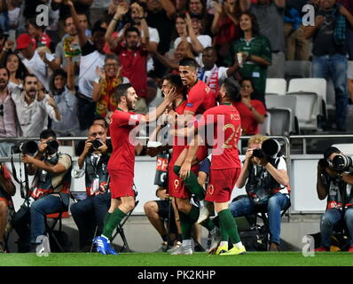 Lisbonne, Portugal. 10 Sep, 2018. Andre Silva (2e L) du Portugal célèbre après avoir marqué un but avec ses coéquipiers lors de la Ligue des Nations Unies l'UEFA match de football entre le Portugal et l'Italie, à Stade de la Luz à Lisbonne, Portugal, le 10 septembre, 2018. Le Portugal a gagné 1-0. Credit : Zhang Liyun/Xinhua/Alamy Live News Banque D'Images