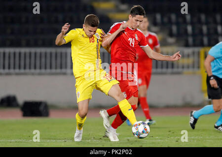 (180911) - BELGRADE, le 11 septembre 2018 (Xinhua) -- la Serbie Sasa Lukic (R) rivalise avec la Roumanie Razvan marin au cours de la Ligue des Nations Unies l'UEFA football match entre la Serbie et la Roumanie à Belgrade, Serbie le 10 septembre 2018. Le match s'est terminé avec un 2-2 draw. (Xinhua/Predrag Milosavljevic) Banque D'Images