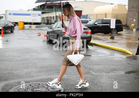 Leonie Hanne marcher dans la rue devant le patron montrer lors de la Fashion Week de New York - 9 septembre, 2018 - Photo : Manhattan Piste ***pour un usage éditorial uniquement*** | Verwendung weltweit Banque D'Images