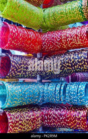 Close-up of glass bangles en vente sur le marché Banque D'Images