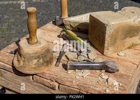 Outils de maçon marteau et burin à l'extérieur. Banque D'Images