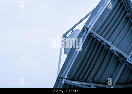 Grande antenne satellite récepteurs de technologie spatiale Banque D'Images