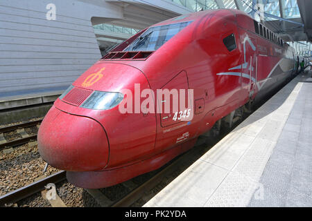 L'aérodynamique sur les transports SNCF TGV Thalys PBKA locomotive électrique simplifié high speed train de voyageurs à la gare de l'Union européenne Belgique Liège Banque D'Images