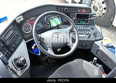 Siège conducteur et vue de l'intérieur de l'appartement de vacances coach bus tour de planche de bord volant commutateur contrôle radio sat nav vu pendant les pauses d'un voyage en Angleterre UK Banque D'Images