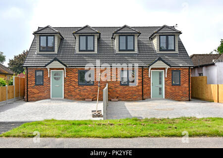 Avant de nouvelle maison individuelle d'habitation et accueil juste de terminer la construction d'pavées/jardin parking dans la rue de banlieue Brentwood UK Banque D'Images