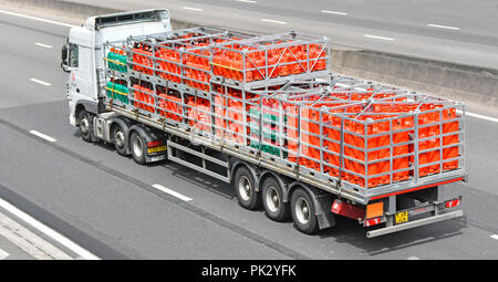 De haut en bas en arrière du côté de la chaîne d'HGV lorry camion avec remorque chargée articulé avec une charge de calor gas propane UK d'autoroute Banque D'Images