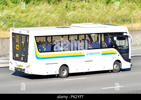 Transport par autobus scolaire pleine charge d'enfants portant l'uniforme lors d'un voyage éducatif opéré par le Havering council conduisant le long de l'autoroute M25 Essex UK Banque D'Images