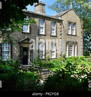 Soeurs Bronte family home & garden maintenant la Brontes Parsonage Museum soutient un important attrait touristique pour l'Haworth village & West Yorkshire UK Banque D'Images