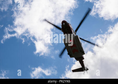 HM Coastguard Bristow hélicoptère de recherche et de sauvetage 936 Frais généraux planant au cours d'une opération de secours en montagne dans la région de Snowdonia, Pays de Galles, Royaume-Uni, Angleterre Banque D'Images