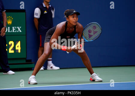 Flushing Meadows, New York - 3 septembre 2018 : US Open de Tennis : Naomi de Osaka au Japon au cours de sa quatrième ronde match contre Aryna Sabalenka du Bélarus à l'US Open à Flushing Meadows, New York. Banque D'Images