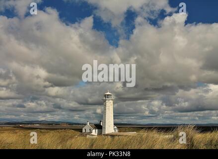 Au Royaume-Uni, l'Île Walney, Cumbria. Walney phare situé à l'extrémité sud de Walney Island sur la côte du comté de Cumbrie. Banque D'Images