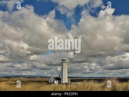 Au Royaume-Uni, l'Île Walney, Cumbria. Walney phare situé à l'extrémité sud de Walney Island sur la côte du comté de Cumbrie. Banque D'Images