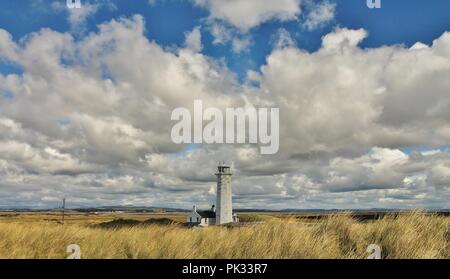 Au Royaume-Uni, l'Île Walney, Cumbria. Walney phare situé à l'extrémité sud de Walney Island sur la côte du comté de Cumbrie. Banque D'Images