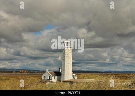 Au Royaume-Uni, l'Île Walney, Cumbria. Walney phare situé à l'extrémité sud de Walney Island sur la côte du comté de Cumbrie. Banque D'Images